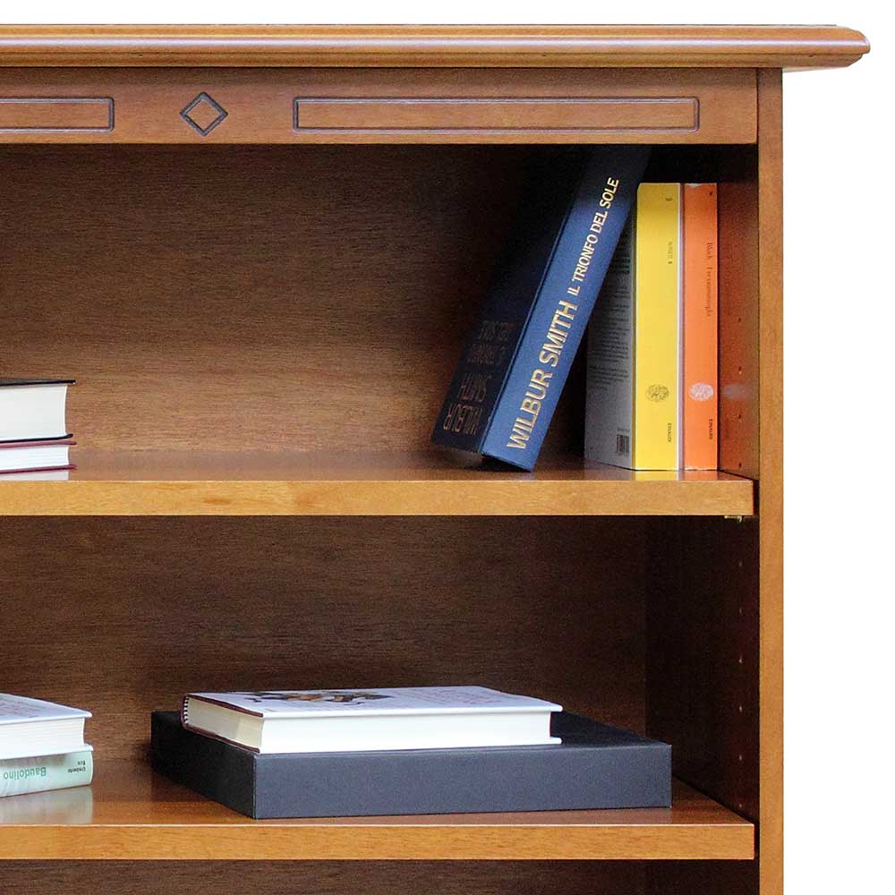 Oberer Bereich des eleganten Regals in Nussbaum Braun mit Zierelementen und Büchern – Kimms