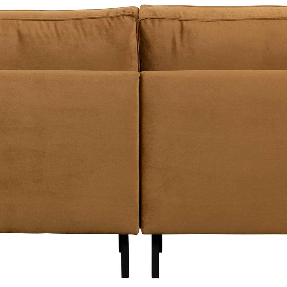Rückseite des honigfarbenen Polstersofas mit zwei separaten Segmenten und schwarzen Beinen – Saguan