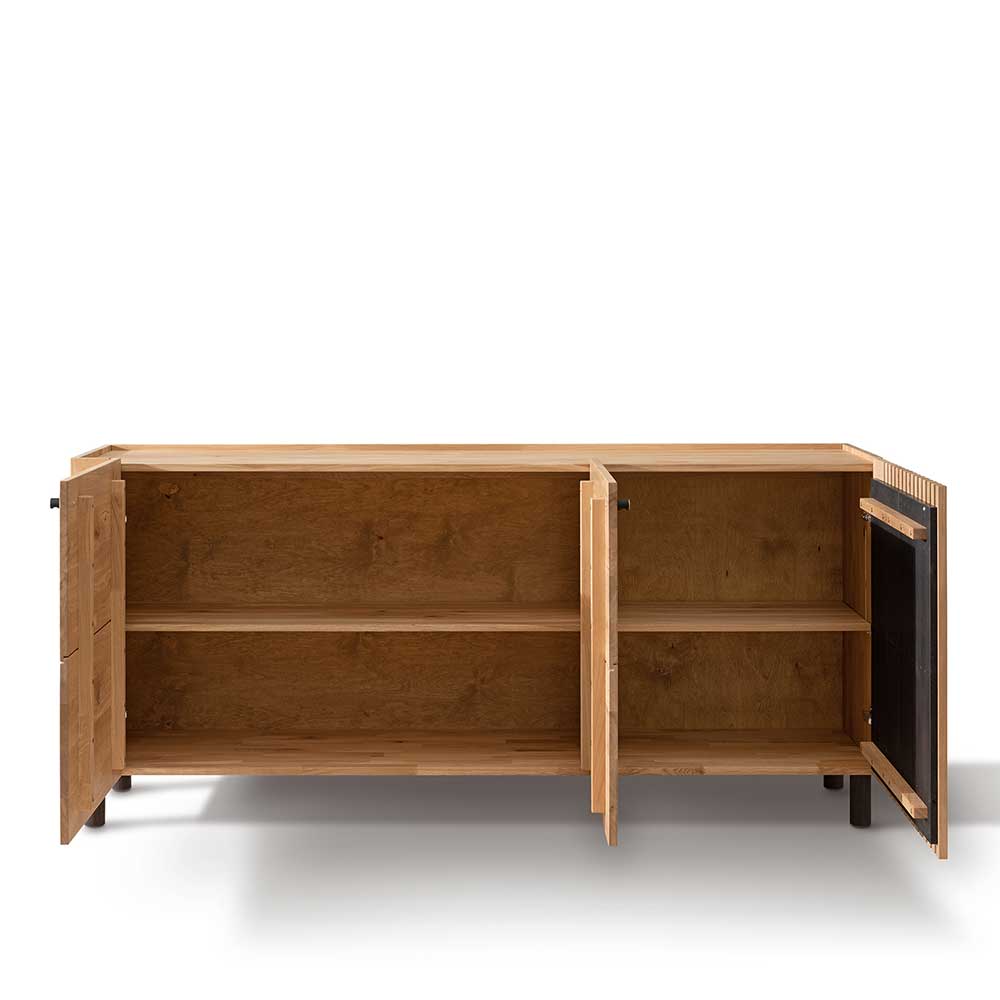Wildeiche Sideboard Innenansicht mit zwei offenen Schrankfächern und Einlegeböden – Valouis