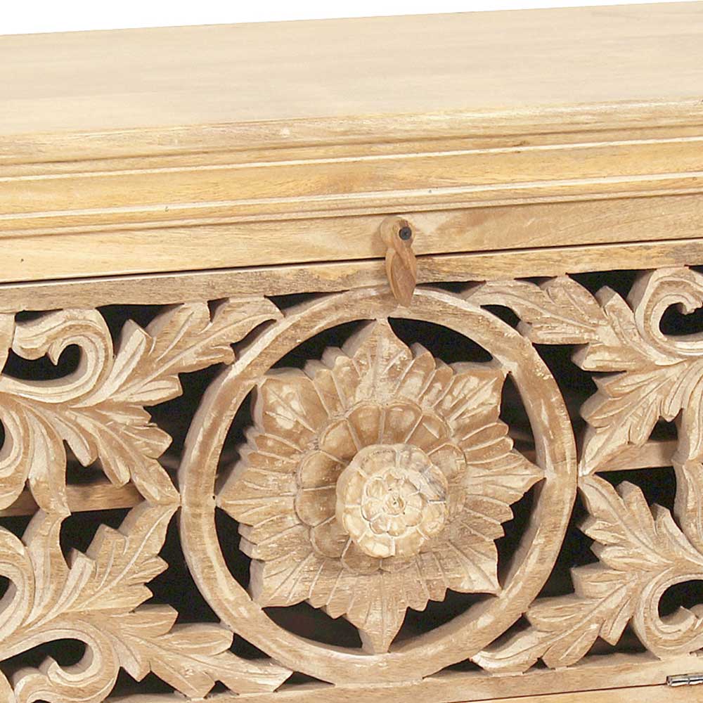 Detail der handgeschnitzten Blumenmuster auf der geschlossenen Tür der Schuhbank – Runiasa