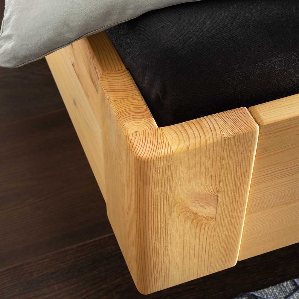 Bettgestell mit abgerundeten Ecken aus hellem Kiefer Massivholz und feiner Holzstruktur \u2013 Newston