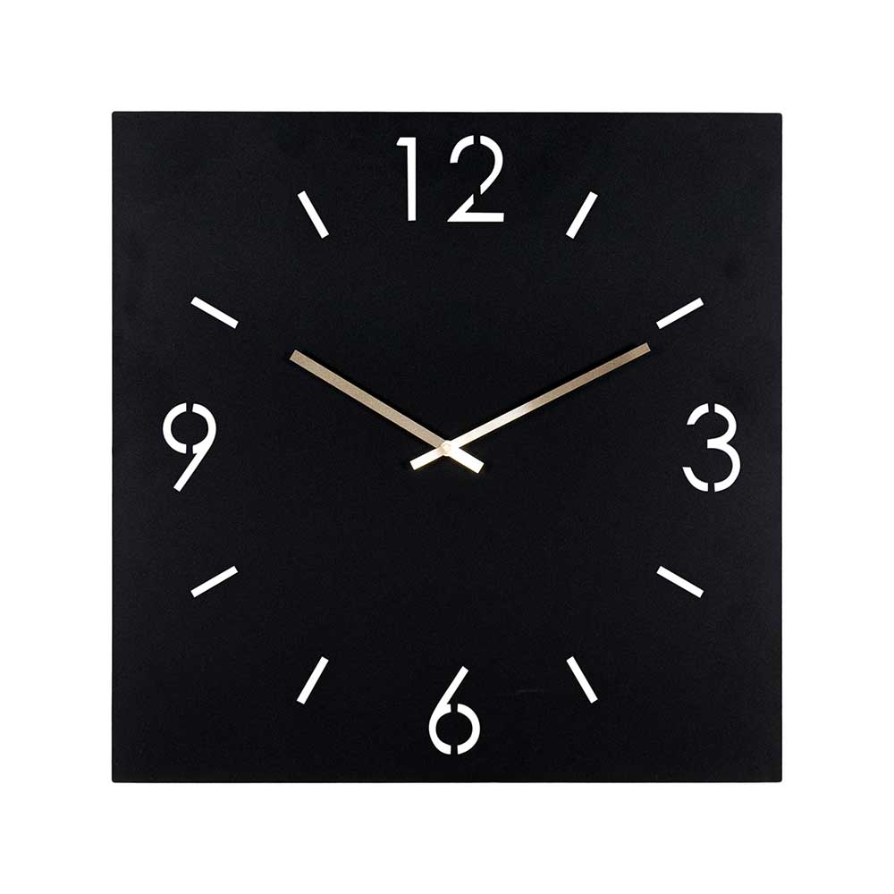 Schwarze quadratische Wanduhr mit minimalistischem Ziffernblatt und goldenen Zeigern – Britain