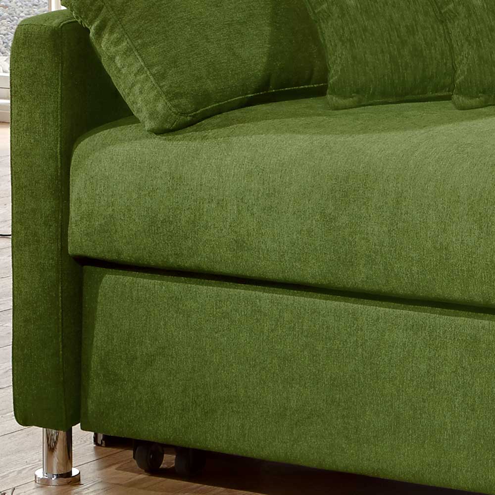 Unterer Bereich des grünen Ausziehsofas mit Rollen und glänzenden Metallfüßen – Molocai