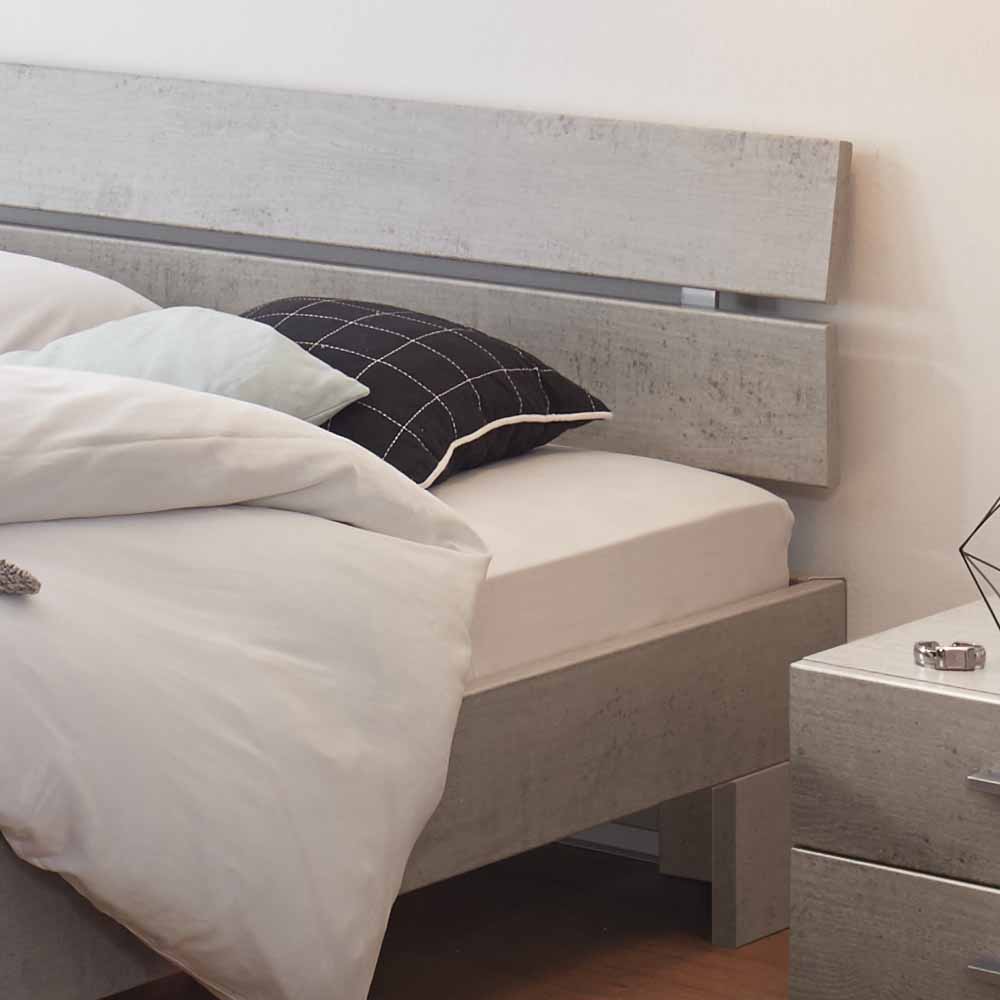 Modernes Niedrigbett mit breitem Kopfteil in Beton Optik Grau für ein stilvolles Schlafzimmer – Viligrana