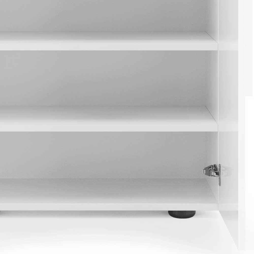 Detailansicht eines unteren Fachs im offenen weißen Schrank für Schuhe, mit Türscharnier – Castalla