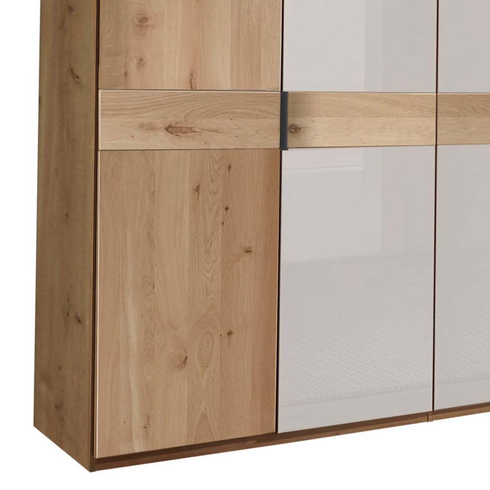 Eckansicht des Schlafzimmerschranks mit Holztüren in Eiche-Optik und weißen Hochglanz-Elementen – Crucav