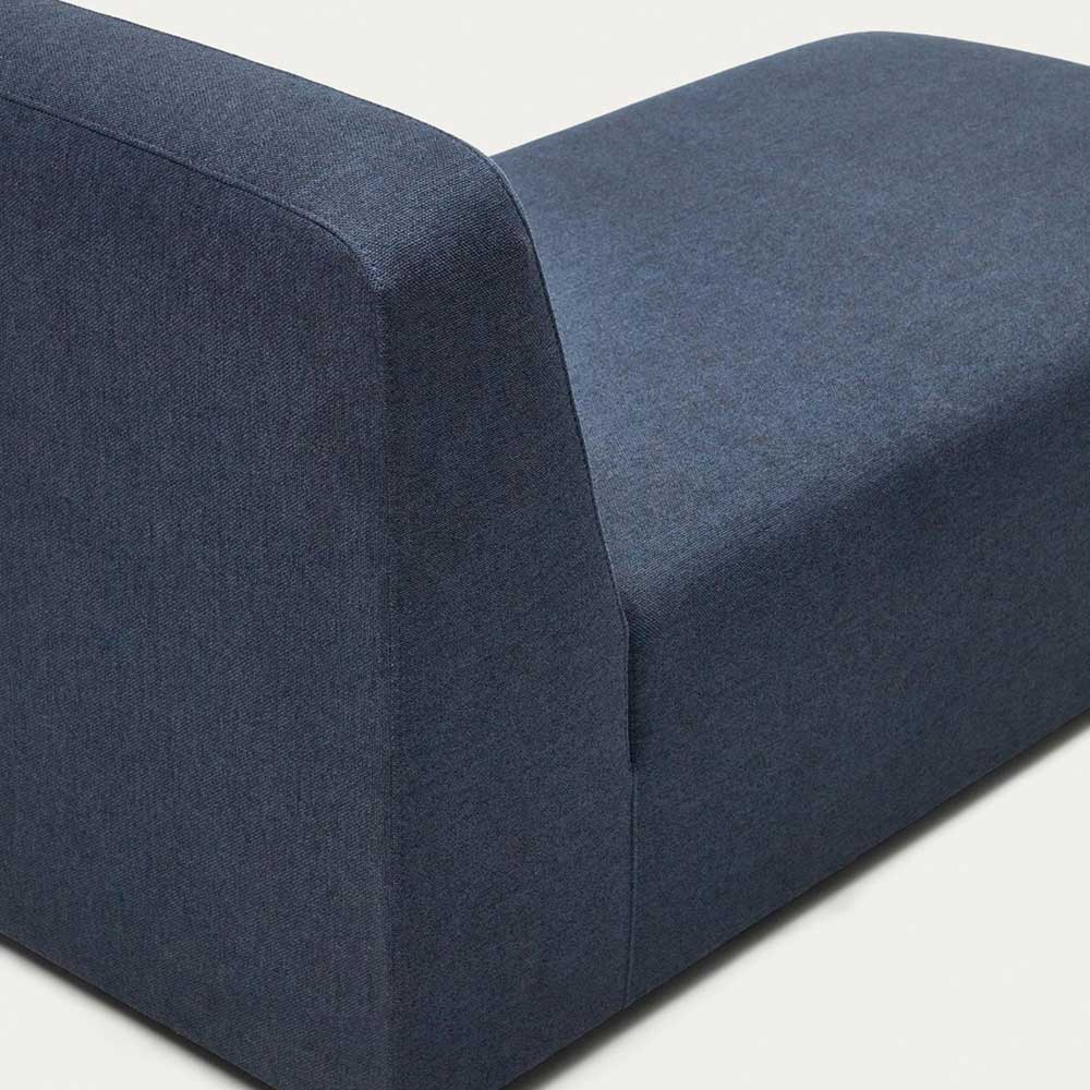 Detail der dunkelblauen Stoffstruktur und Naht am Übergang der Chaiselongue – Fouzi