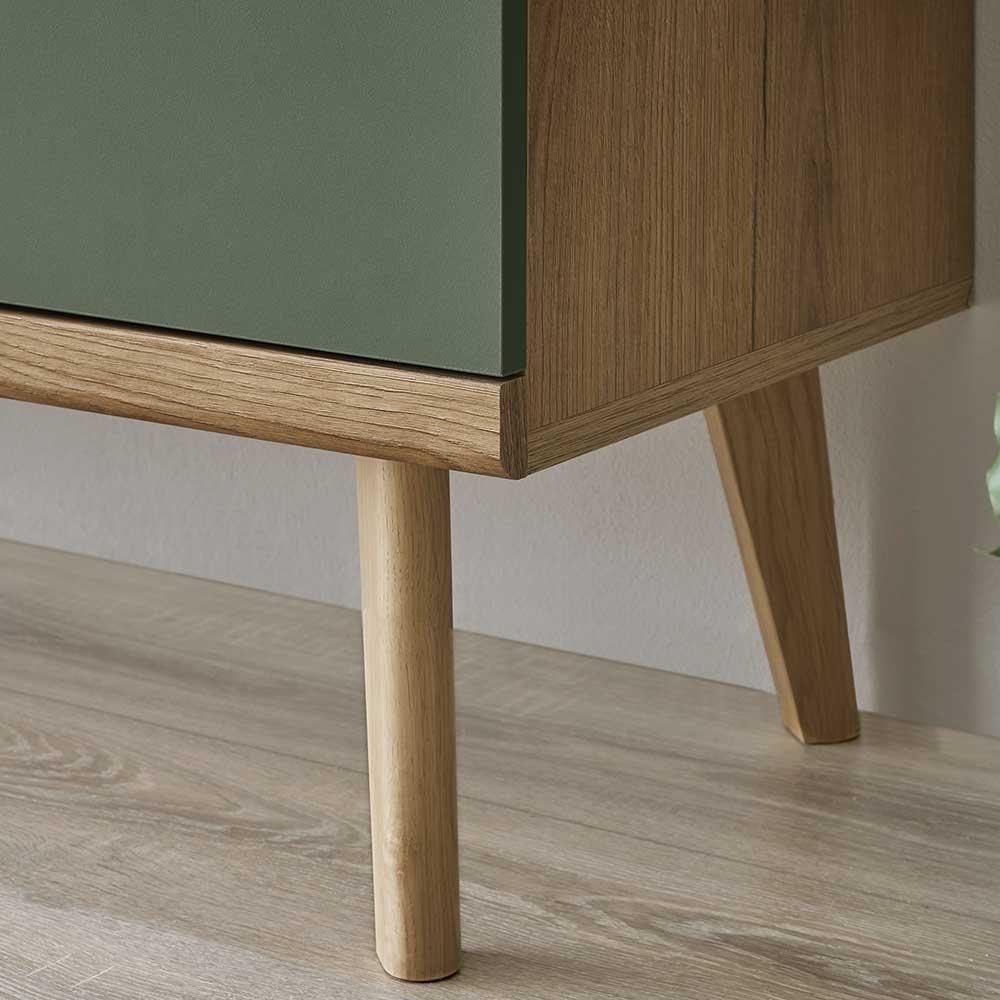 Konische Holzfüße aus Wildeiche und Sockelbereich der Kommode auf Holzboden – Oliva