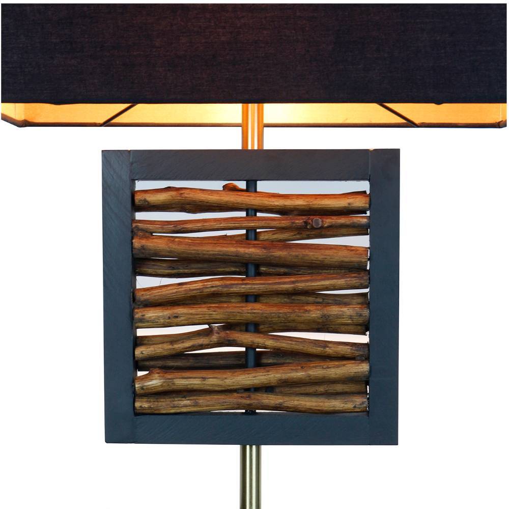 Quadratisches Dekoelement aus Holzstäben an der schwarzen Stehlampe – Cylian