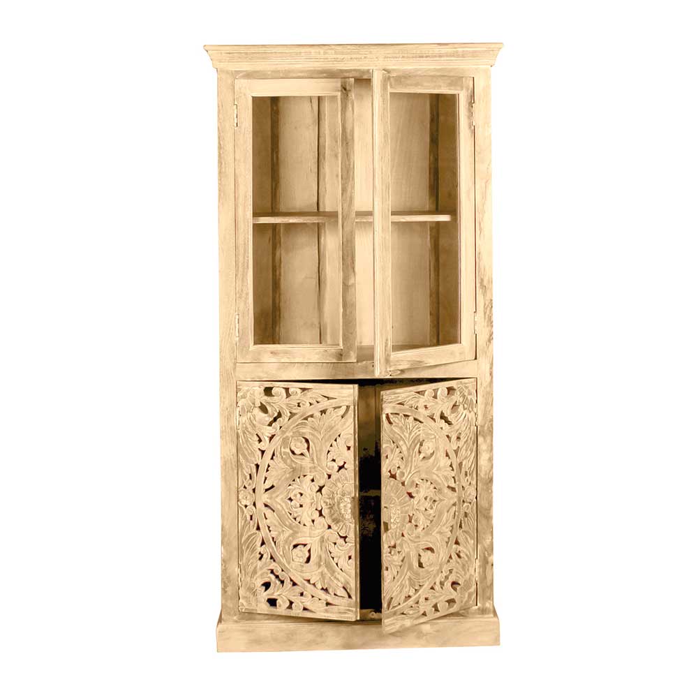 Vintage Holzvitrine mit geöffneten Schnitzerei-Türen und Glasfront für Esszimmer – Runiasa