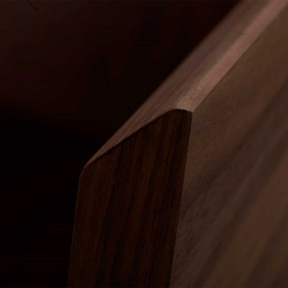 Dunkelbraune Holzmaserung mit eleganter, abgeschrägter Kante des Sideboards – Frenanda