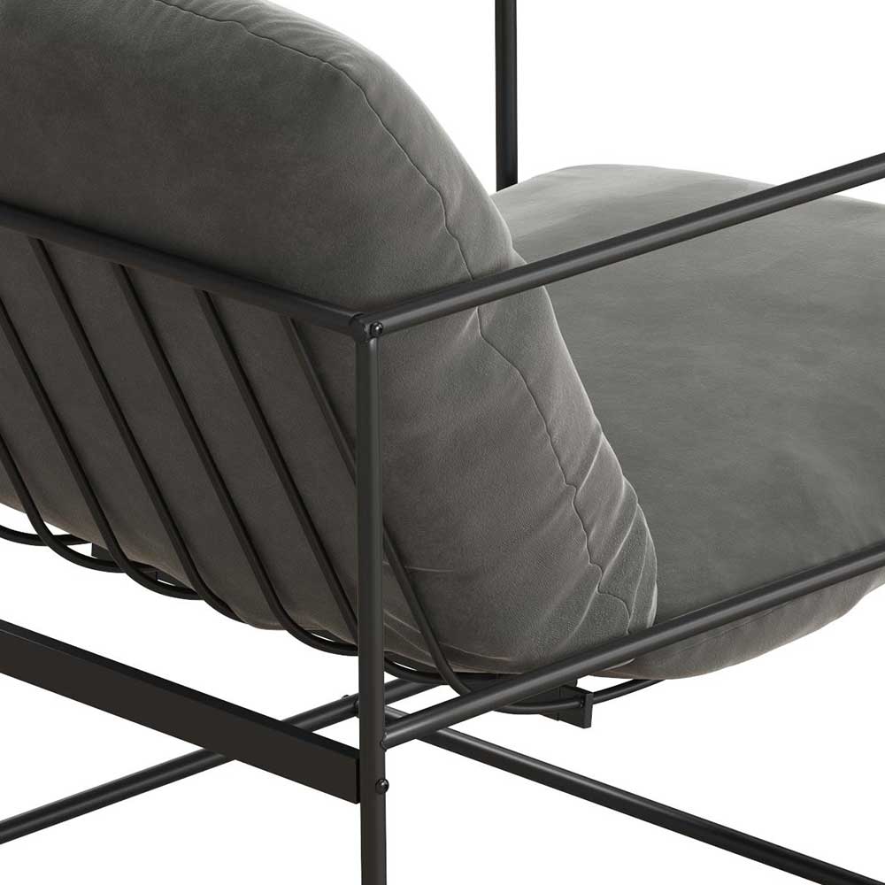Nahaufnahme der Rückenlehne und Armlehne mit schwarzem Metallgestell des Loungesessels – Ivoras