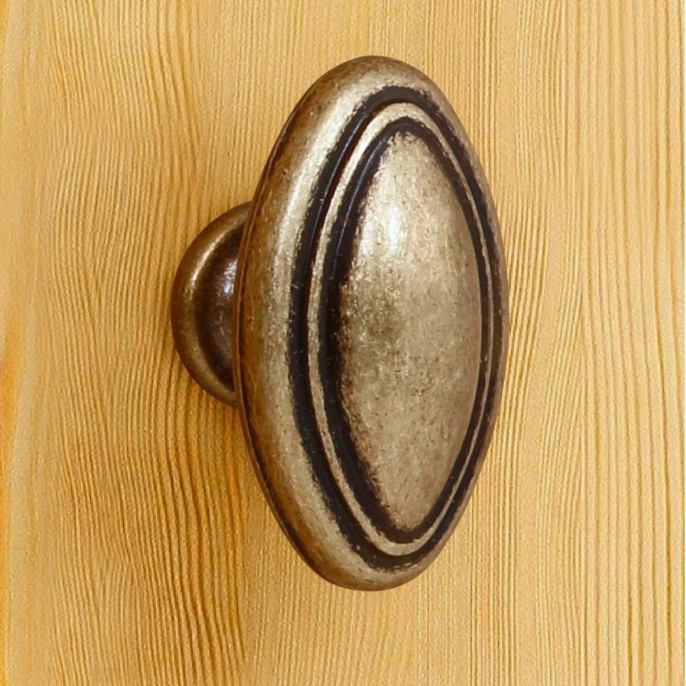 Ovale Schrankgriffe im Antik-Look aus Metall an der Naturkiefer Möbeltür – Snog