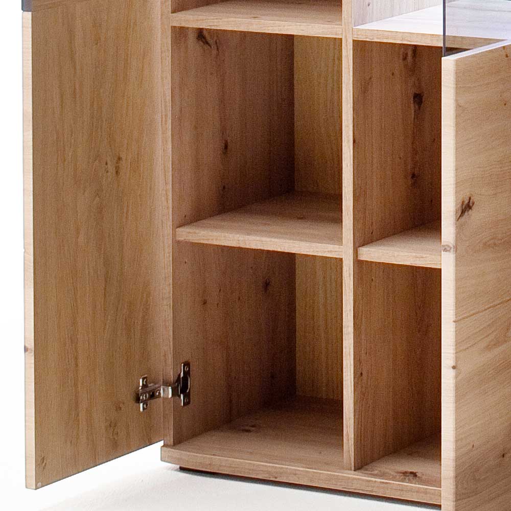 Untere offene Regalfächer der Kombi-Vitrine in heller Eichenoptik für zusätzlichen Stauraum – Vecenda