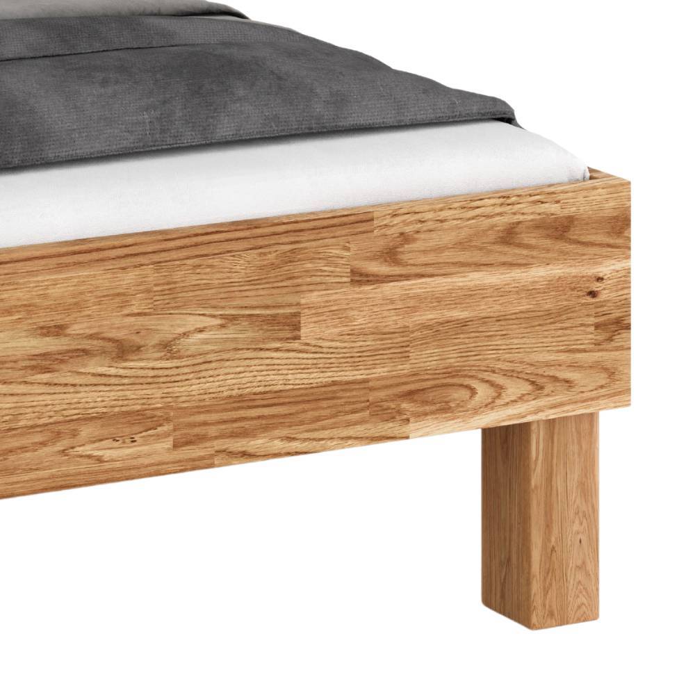 Eichenholz Bettrahmen Detail mit stabilen Holzfüßen und sichtbarer Holzstruktur – Satyno