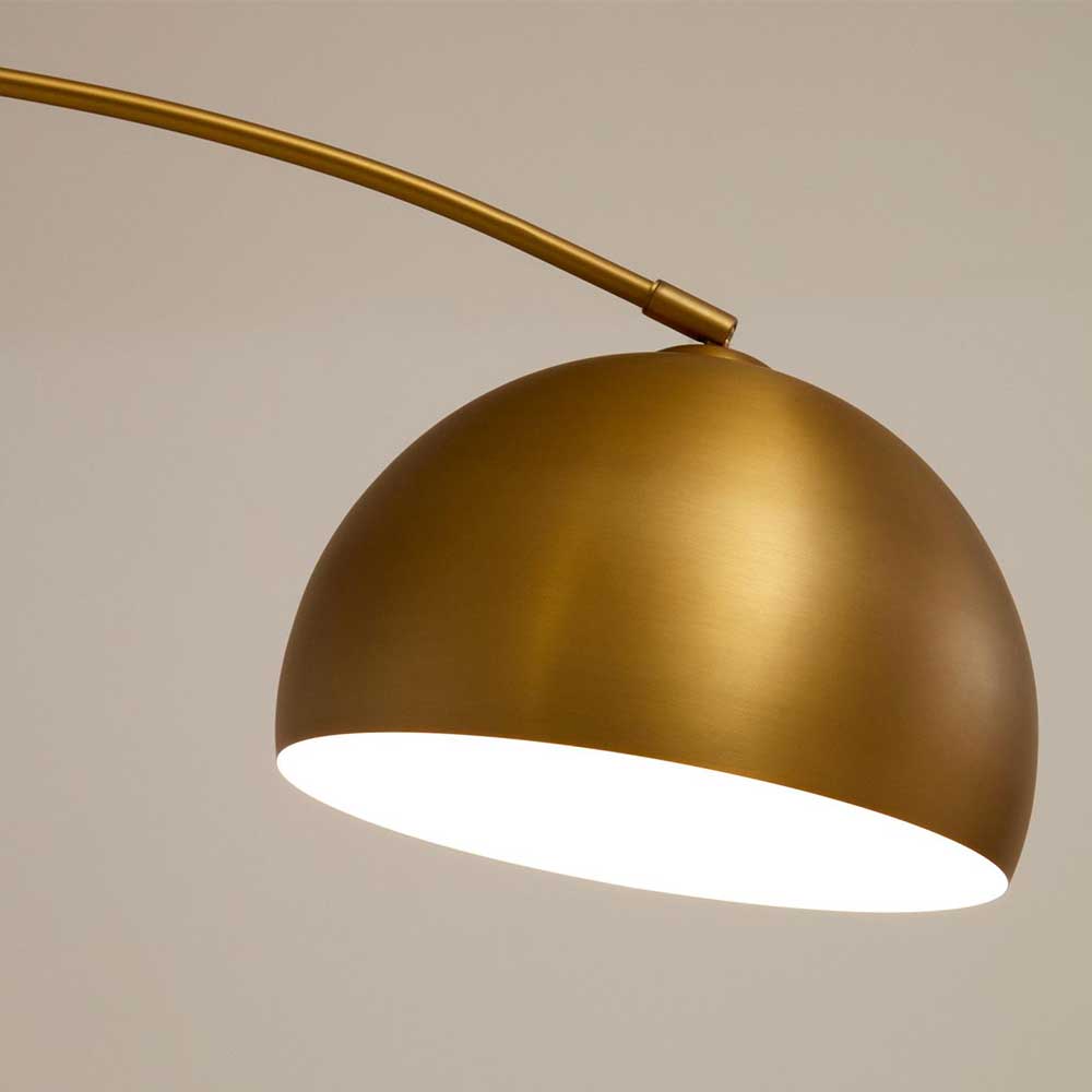 Beleuchteter Leuchtkopf der Bogenlampe aus gebürstetem Messing mit geschwungenem Arm – Suomi