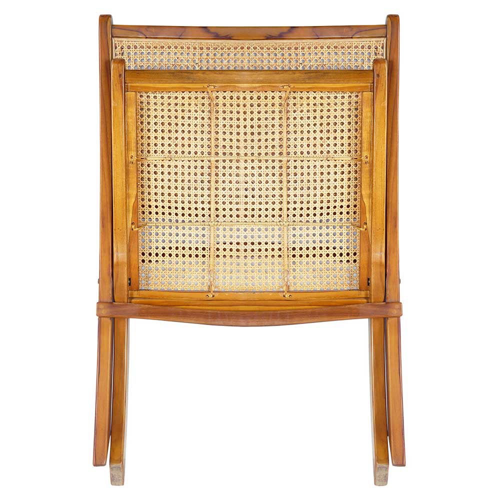 Zusammengeklappter Klappsessel aus Teak und Rattan für platzsparende Aufbewahrung – Vilrada