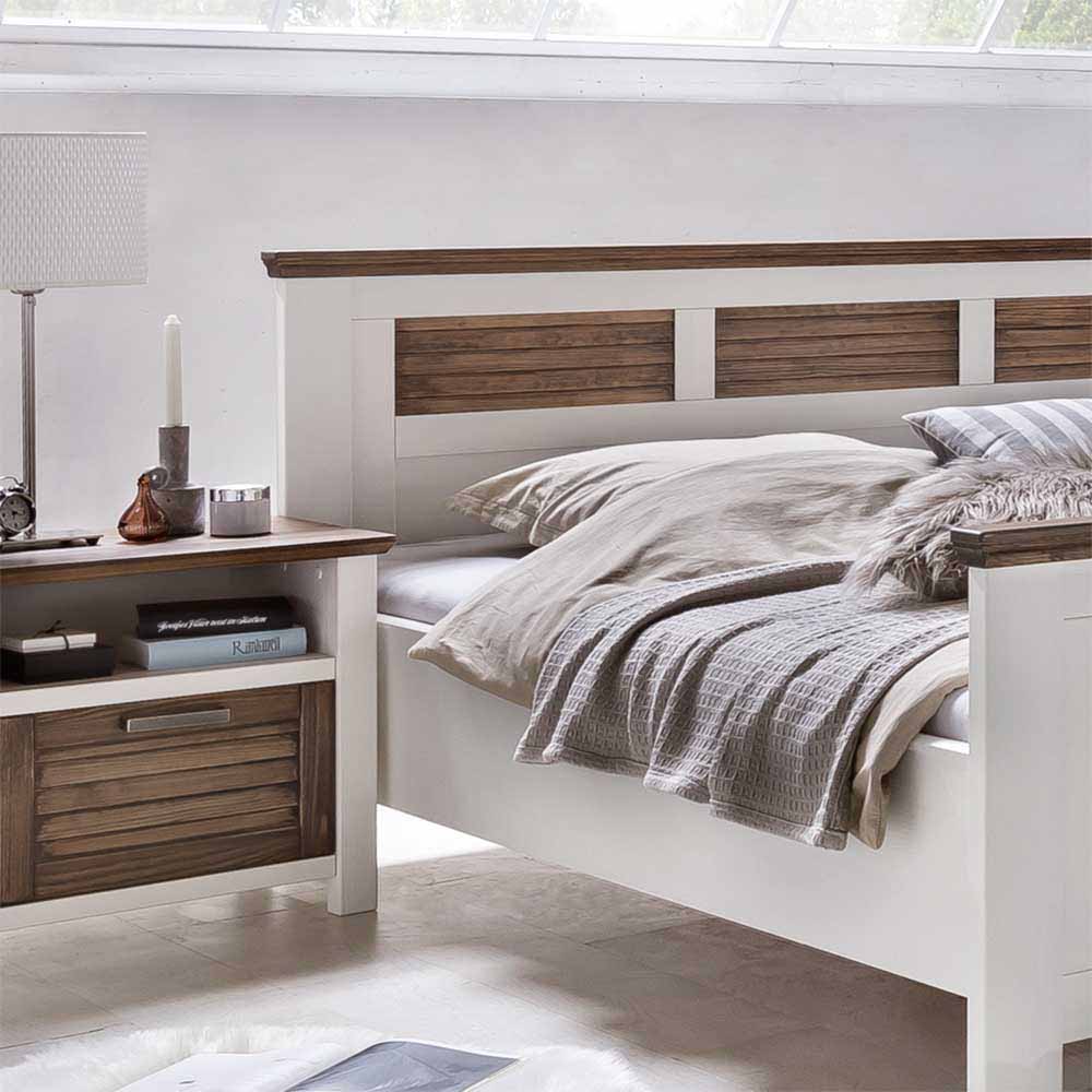 Gemütliches Landhausbett in Weiß und Braun mit schönem Holzkopfteil für Ihr Schlafzimmer – Dubanos
