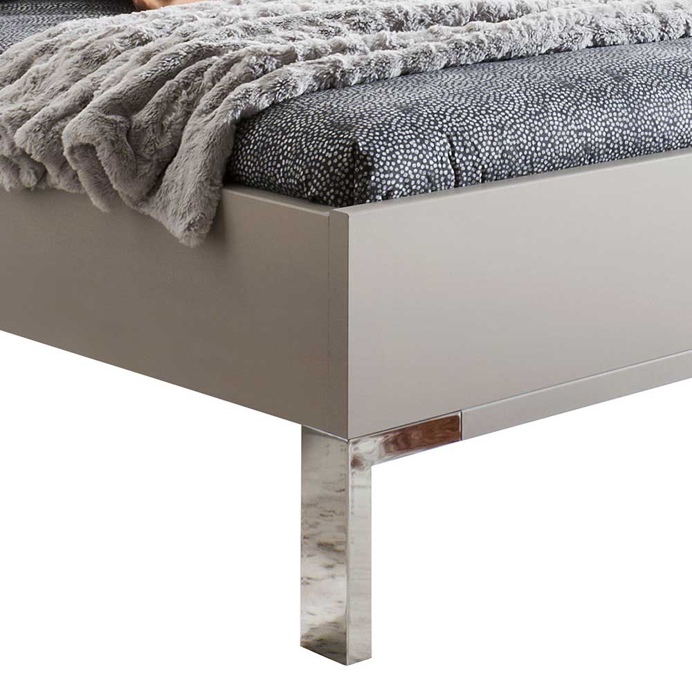 Moderner Bettrahmen in Grau mit elegantem Chrom-Bettfuß für das Schlafzimmer – Tumiva