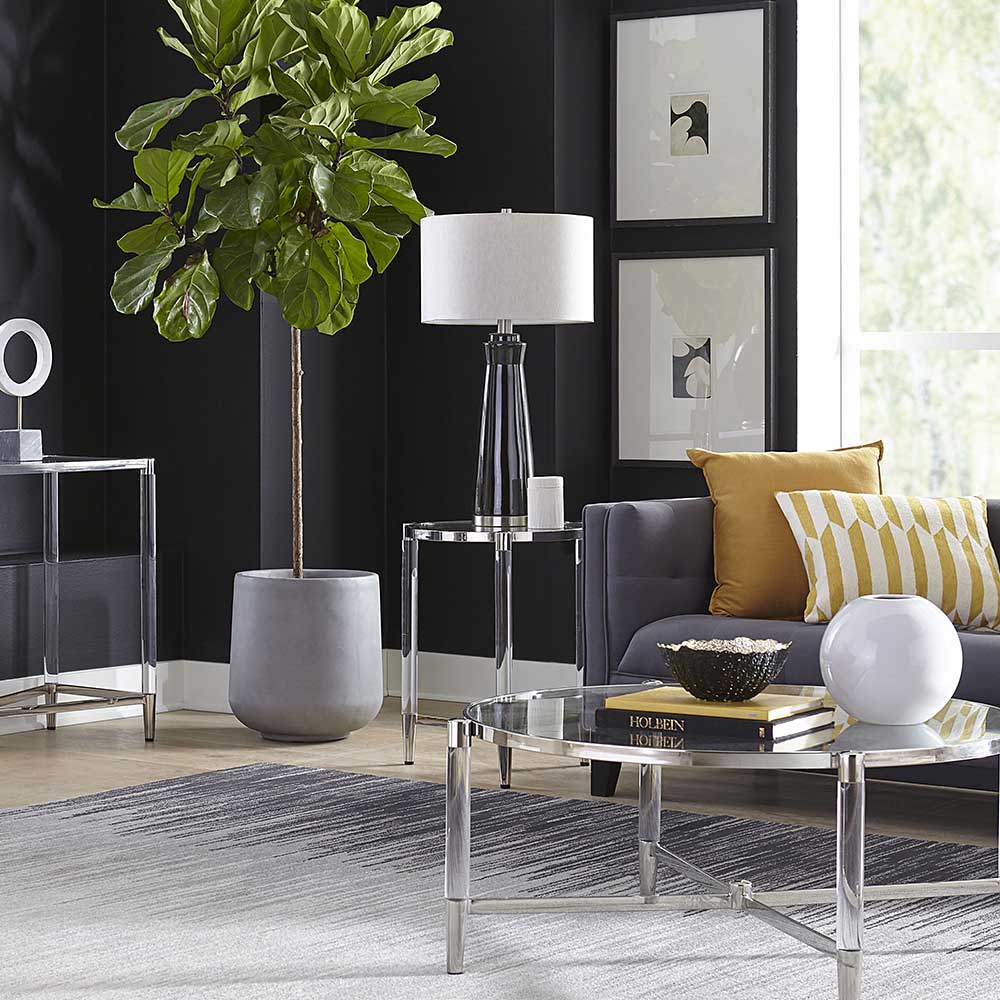 Eleganter runder Beistelltisch im Wohnzimmer neben dem Sofa für stilvolles Ambiente – Babeny