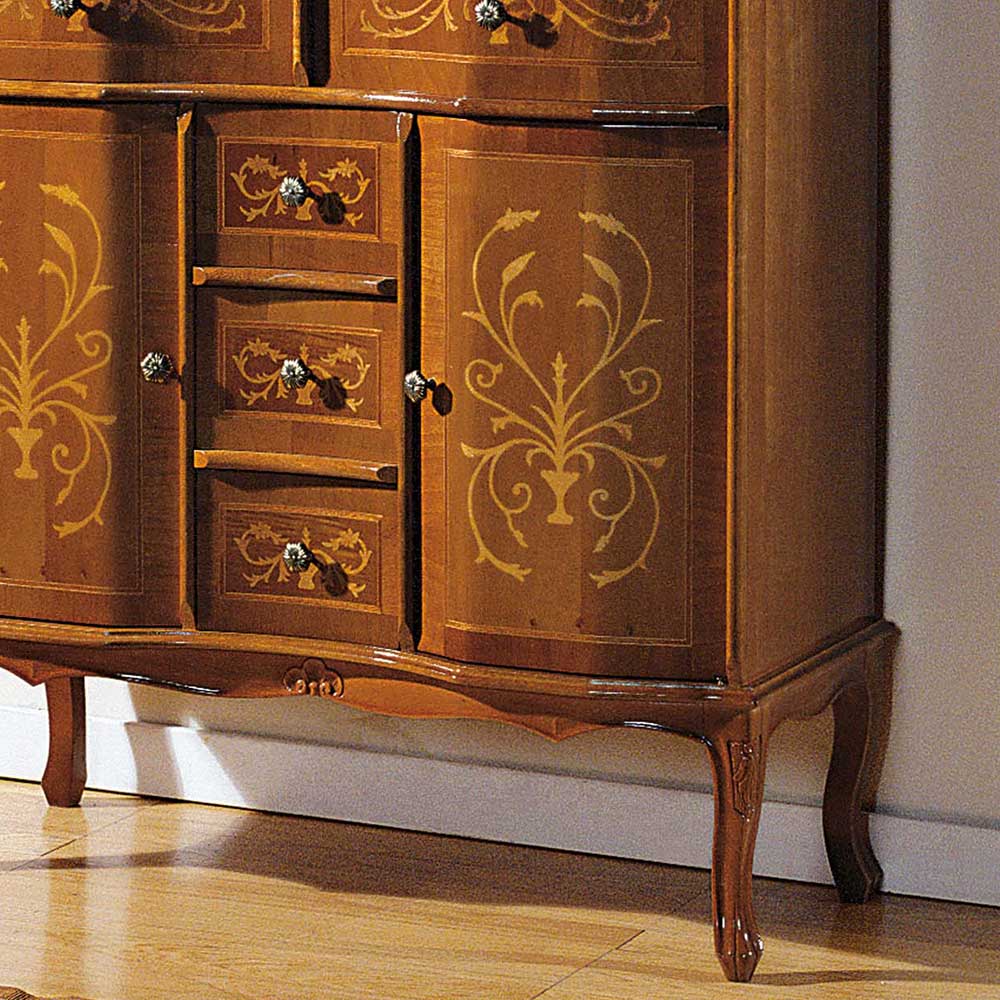 Unterer Bereich der barocken Kommode mit elegant geschwungenen Beinen und kunstvollen Holzschnitzereien – Agosto