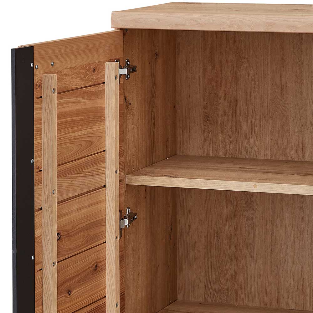 Offene Schranktür mit sichtbaren Scharnieren und Holzlamellenstruktur – Emly