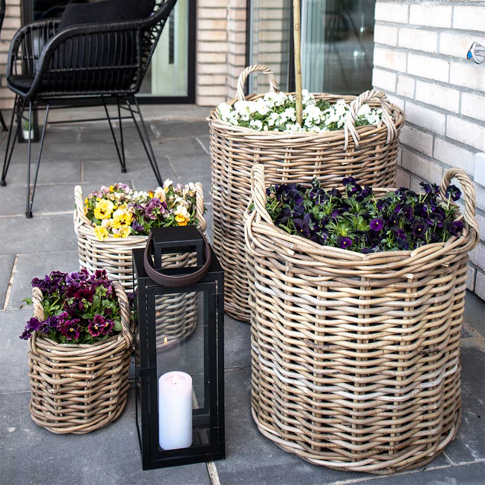 Vierteiliges Rattankorb-Set mit Griffen als stilvolle Pflanzgefäße für den Garten – Onda