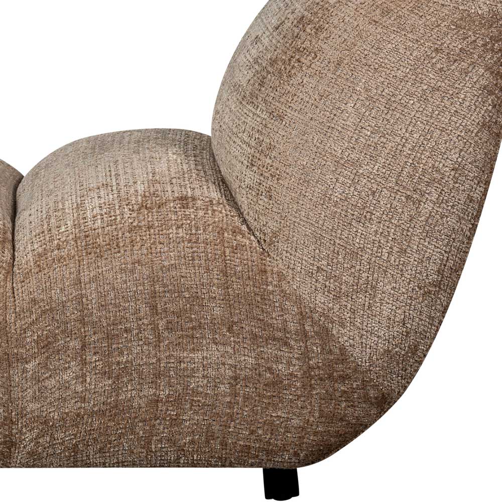 Seitlicher Blick auf den bequemen Chenille Sessel mit geschwungener Form – Glacita