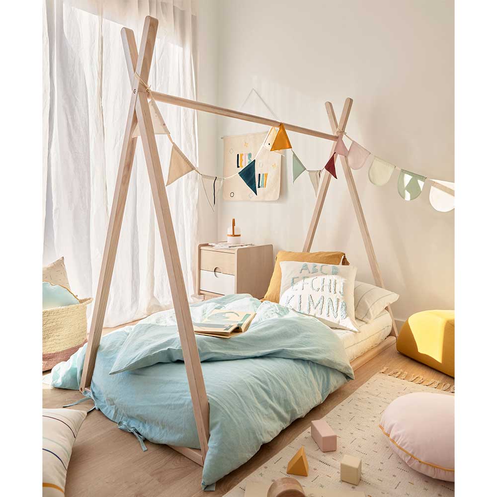 Kinderbett Zeltbett aus Holz mit hellblauer Bettwäsche – Rapidi