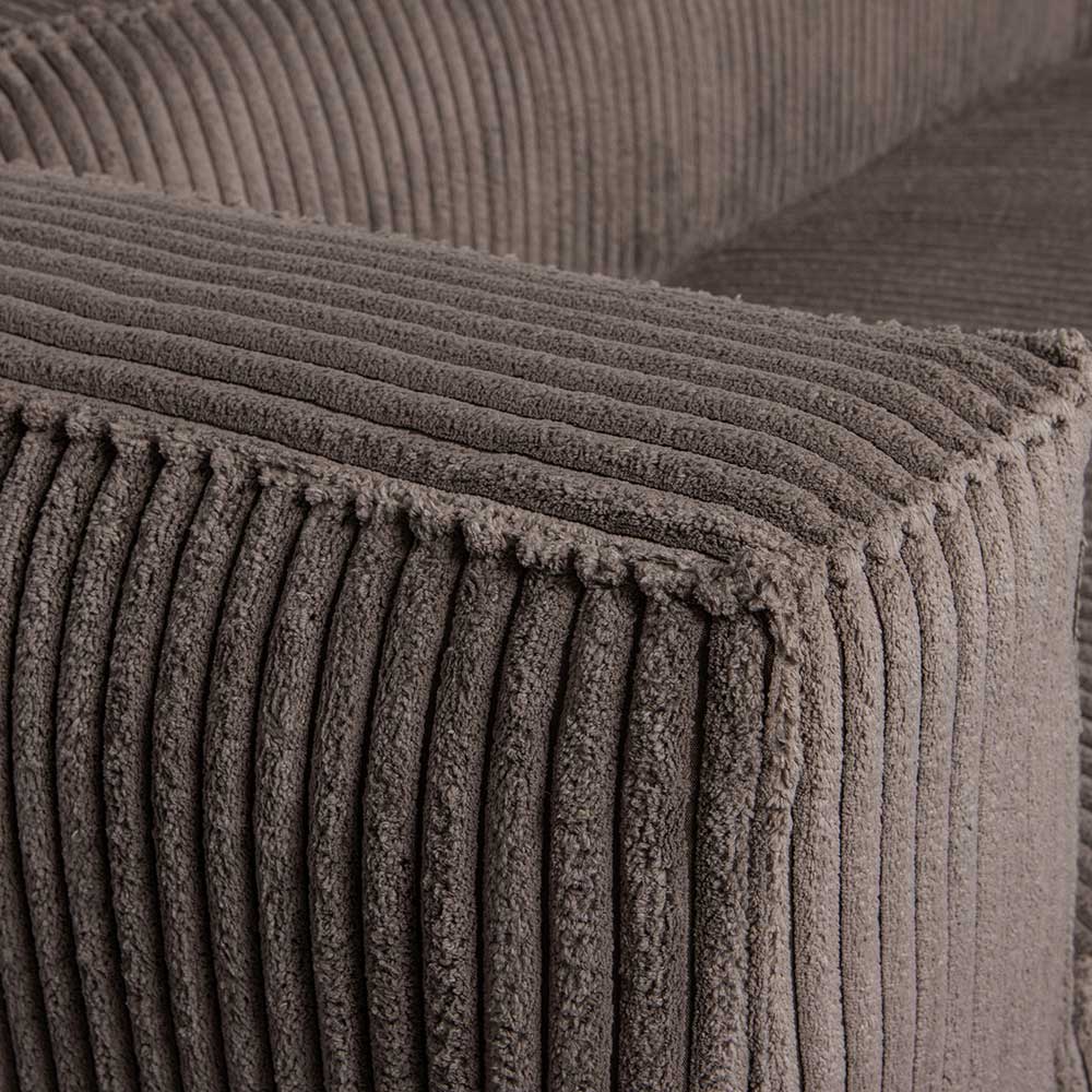 Cord Eckcouch in Schlamm Grau mit detaillierter Cordstoff Textur an der Seitenlehne – Sybilla