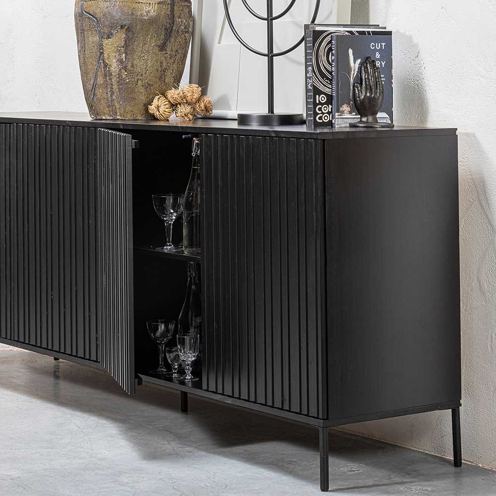 Schwarzes Sideboard mit offenem Stauraum für Geschirr und Gläser – Gelvins