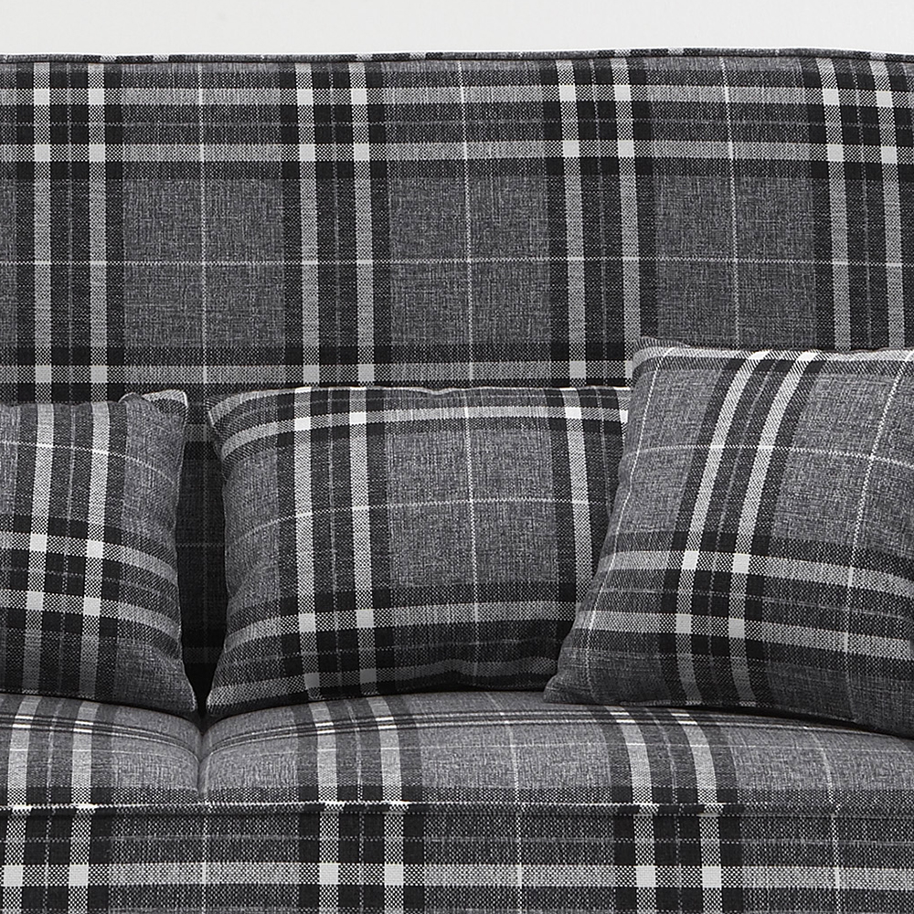 Rückenlehne und zwei Zierkissen des Küchensofas mit elegantem schwarz-grauen Karomuster – Pipev