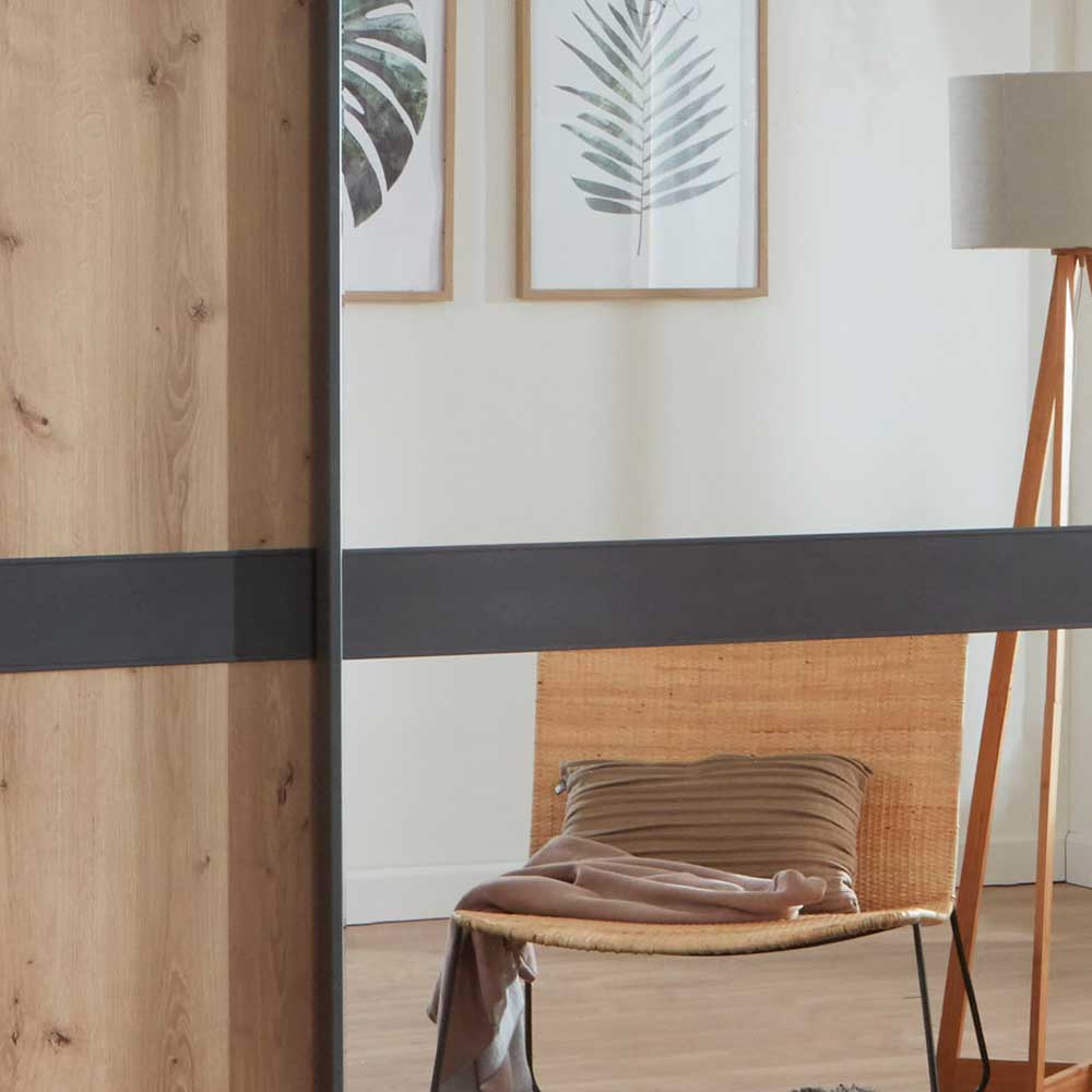 Schwebetürenschrank Spiegeltür mit dunklem Griff und reflektierender Oberfläche – Ulapos