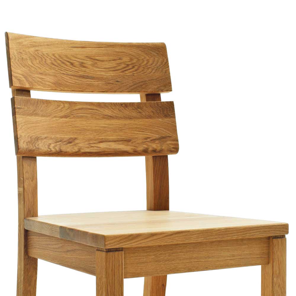 Massivholzstuhl aus geölter Wildeiche mit ergonomisch geformter Rückenlehne und klarer Holzmaserung – Lessina