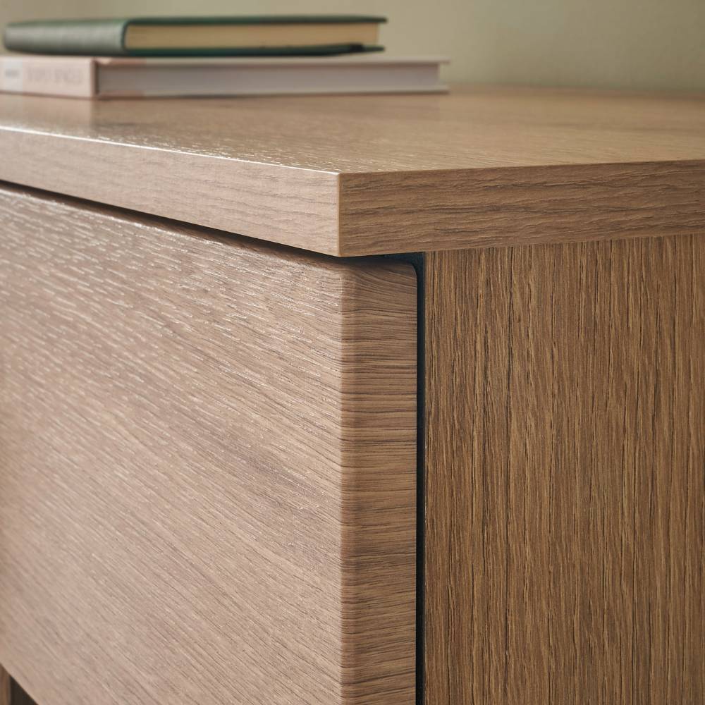 Oberflächenansicht der robusten Holzplatte und der Seitenkante des Sideboards in Eichenholz-Optik – Brocus