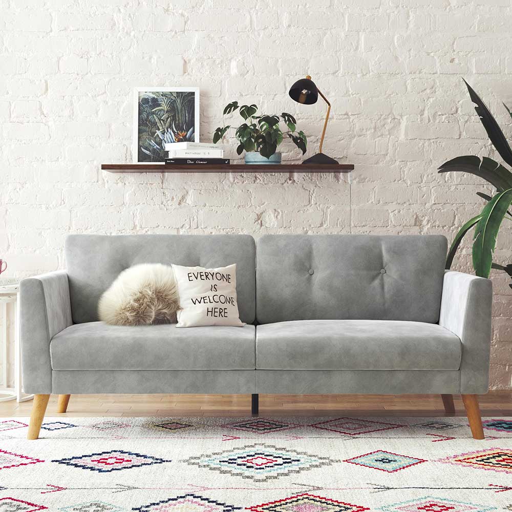 Hellgraues Samtsofa mit Füßen aus Buche Natur im modernen Wohnzimmer – Gonlamo