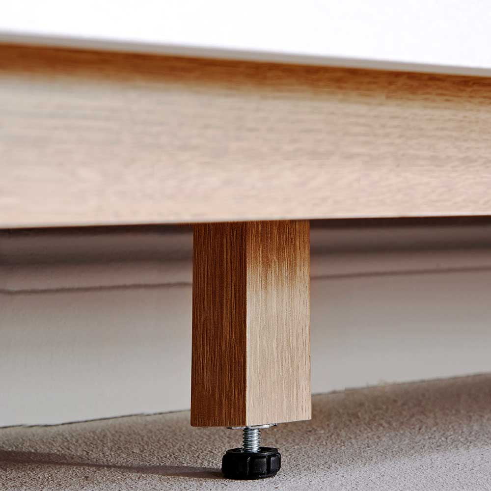 Höhenverstellbarer Stützfuß aus Holz mit Bodenschoner unter dem weißen Sideboard – Xuana