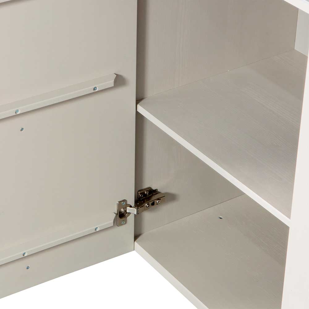 Innenleben des hellgrauen Sideboards mit verstellbaren Einlegeböden und Scharnieren – Glamoure