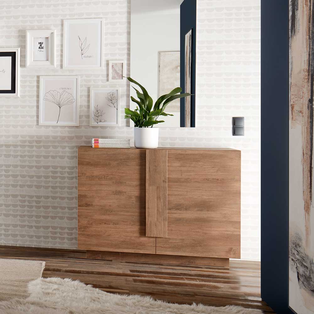 Geschlossene Kommode in Holzoptik mit Doppeltür als stilvolles Flurmöbelstück – Basento