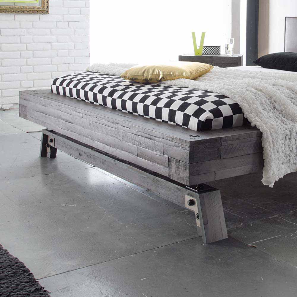 Graues Massivholzbett im Vintage Industry Style mit massivem Bettrahmen und Metallfüßen – Firendra
