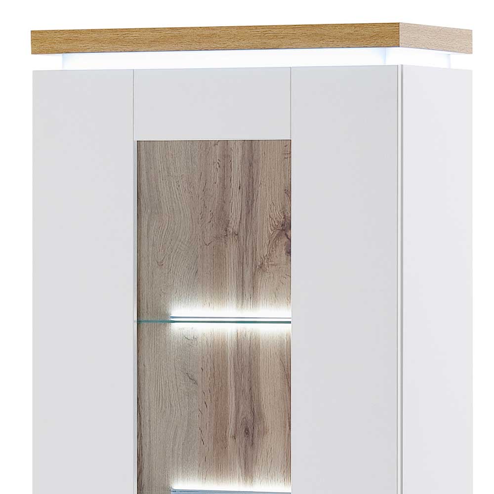 Nahaufnahme der Wohnzimmervitrine mit Holzplatte, Glas und strahlender LED-Beleuchtung – Caldri
