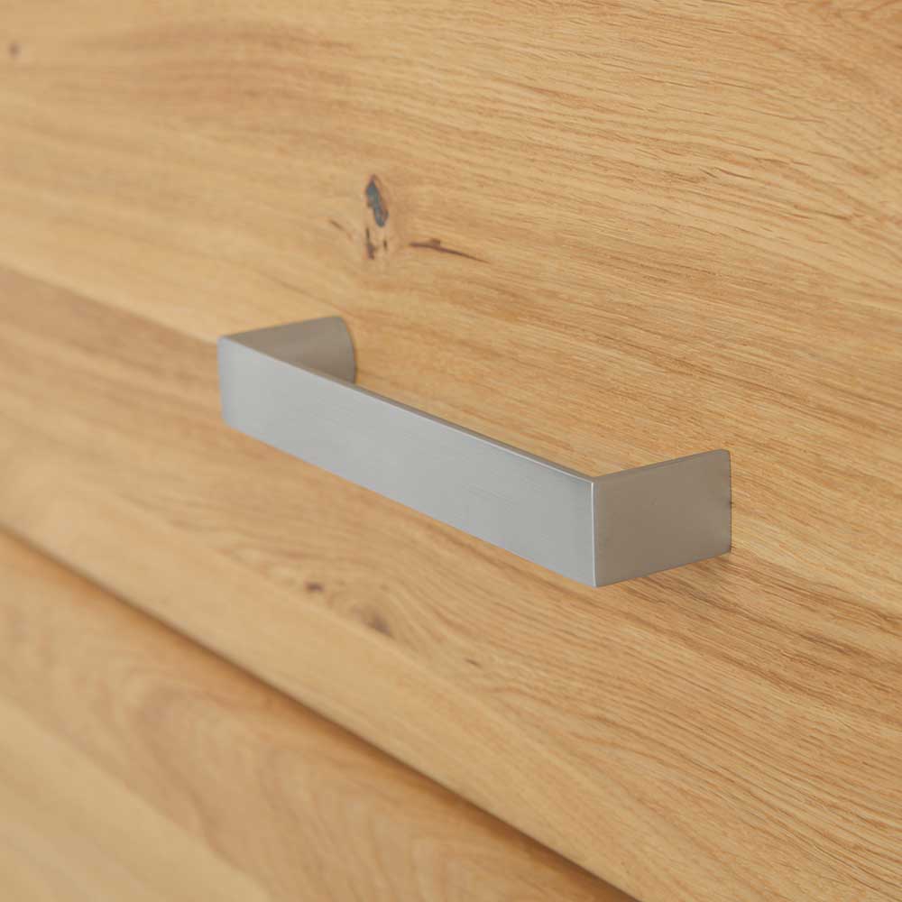 Moderner, gebürsteter Metallgriff an einer Schublade des massiven Eiche Highboards – Miarizia