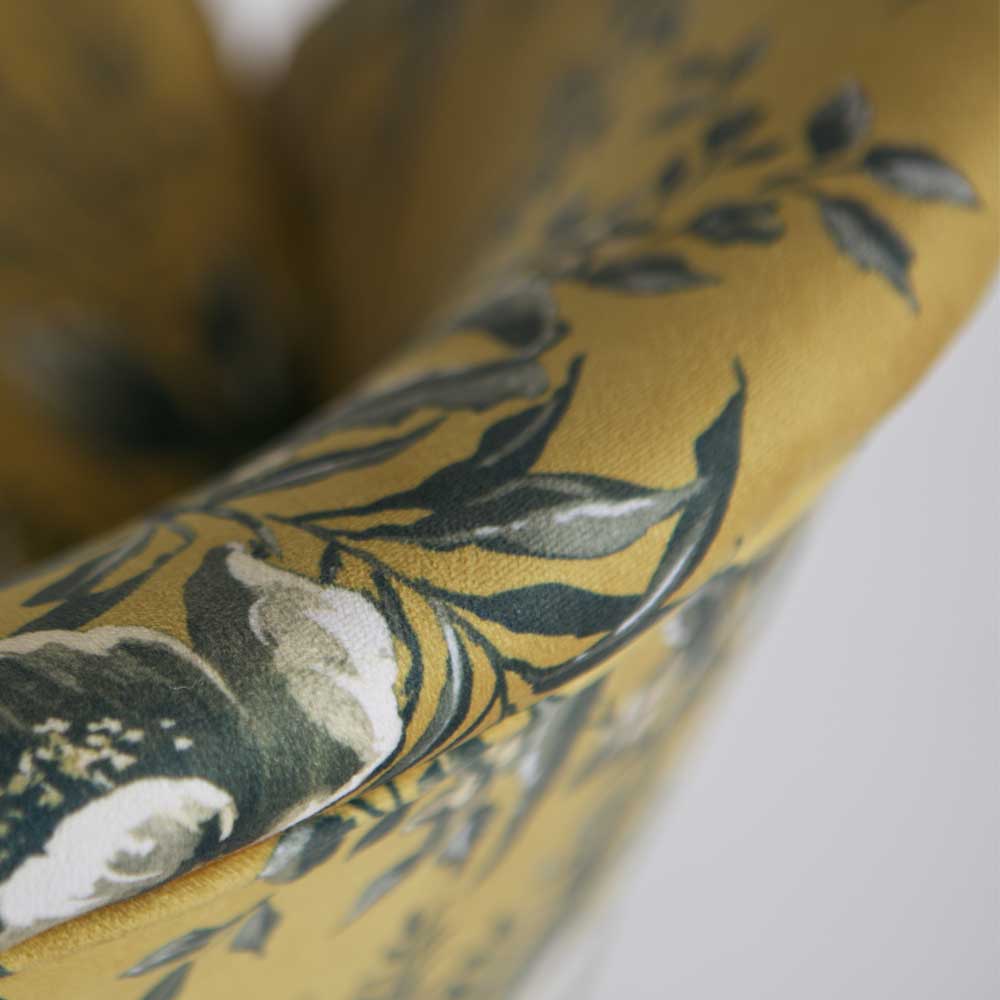 Detail des seitlichen Bezugs vom gelben Sessel mit floralem Samtstoff und Blumenprint – Citylife