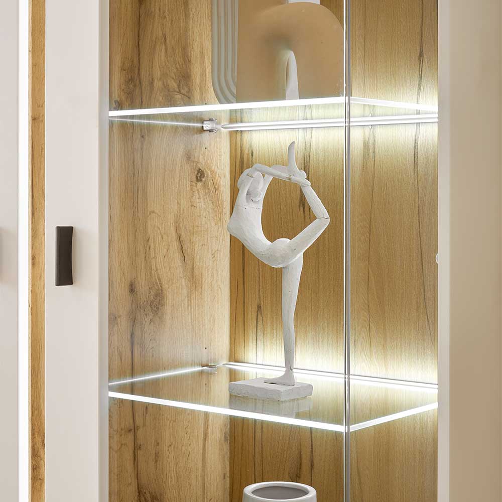 Beleuchtete Glasböden im Vitrinenfach mit LED-Lichtleisten für stimmungsvolle Akzente – Racelyn