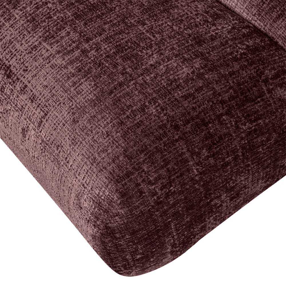 Untere Ecke des violetten Loungesessels aus Chenille-Stoff mit schwarzem Fuß – Kavos