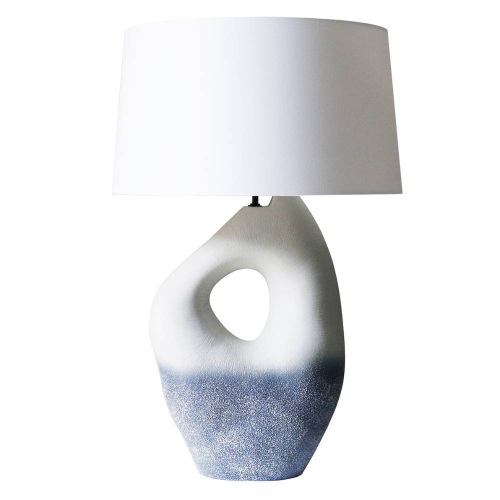 Tischlampe mit modernem Keramikfuß in Weiß und Blau mit Aussparung – Didier