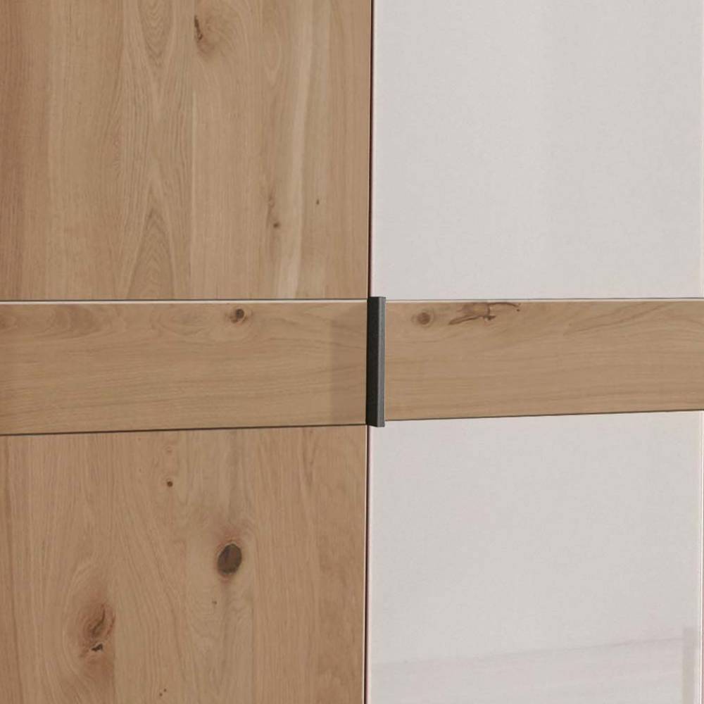 Schiebetüren Kleiderschrank Detail mit Holz- und Weißfront, Griffleiste horizontal – Crucav