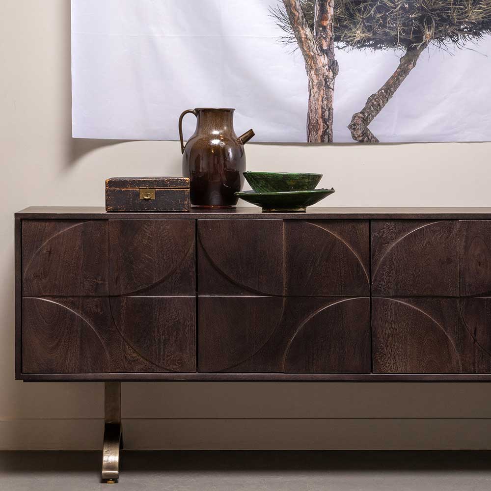 Design Sideboard in Nussbaum aus Mango Holz im modernen Wohnambiente – Pisino