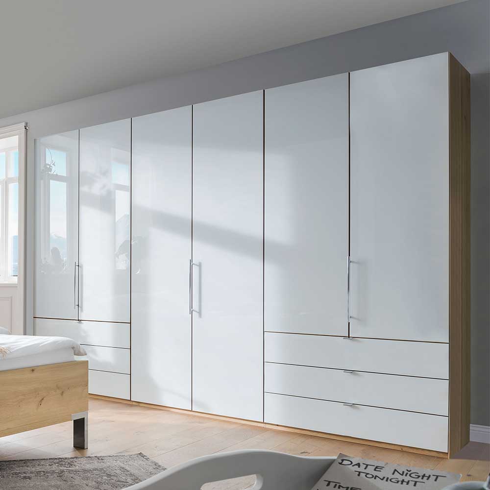 Geräumiger Kleiderschrank mit Hochglanzfronten in Weiß und Eiche Bianco im Schlafzimmer – Nuetran