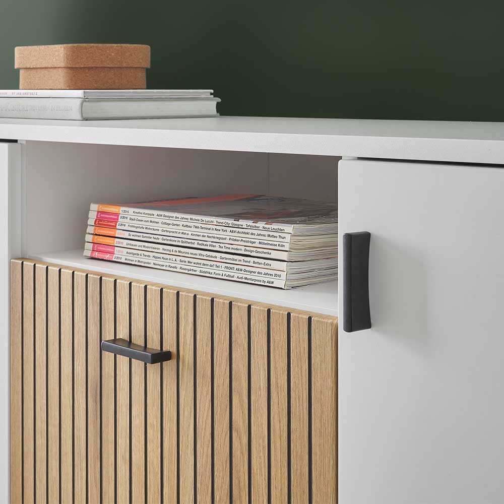Offenes Fach und Lamellenfront des Sideboards mit Stauraum – Nenaloro